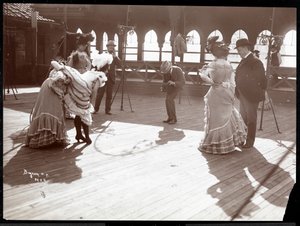 Cinco atrizes em traje ensaiando no telhado do que é provavelmente o New York Theatre, Nova York, 1900 (impressão de gelatina de prata)